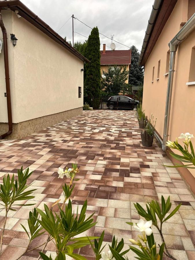 Adam Apartman Hajduszoboszlo Bagian luar foto