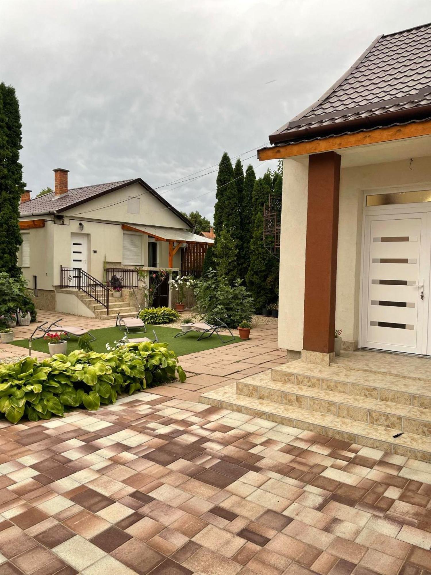 Adam Apartman Hajduszoboszlo Bagian luar foto