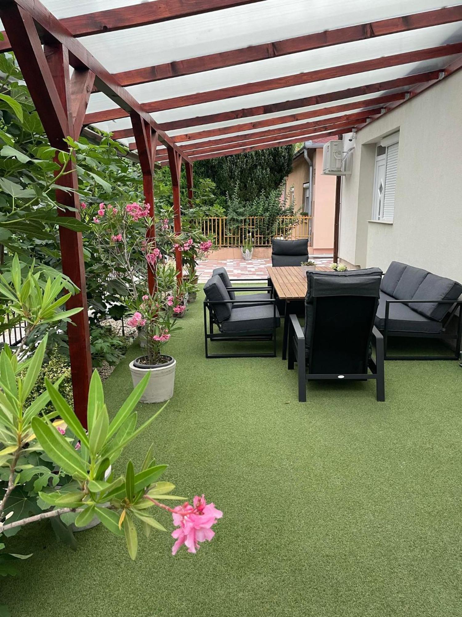 Adam Apartman Hajduszoboszlo Bagian luar foto