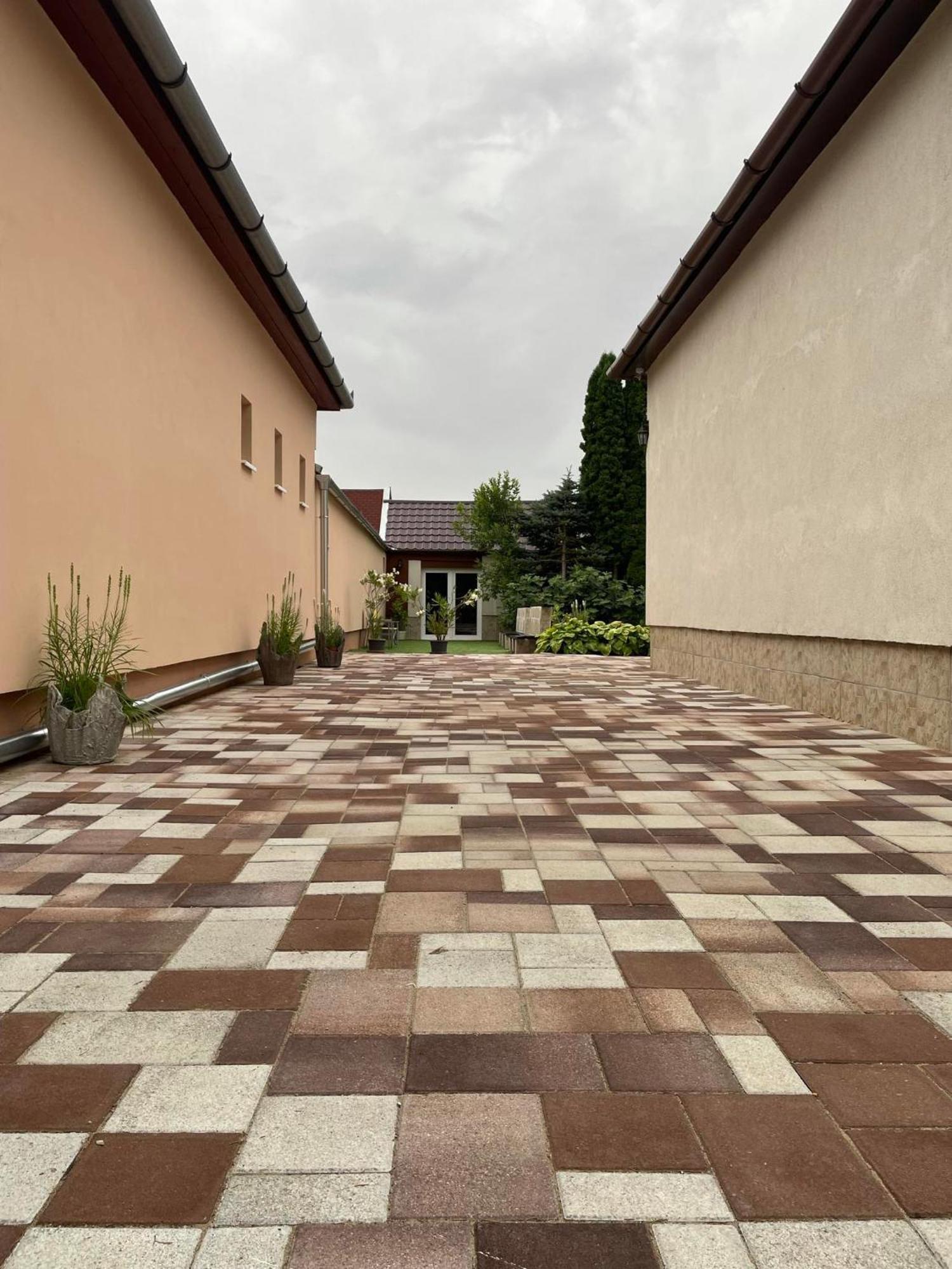 Adam Apartman Hajduszoboszlo Bagian luar foto