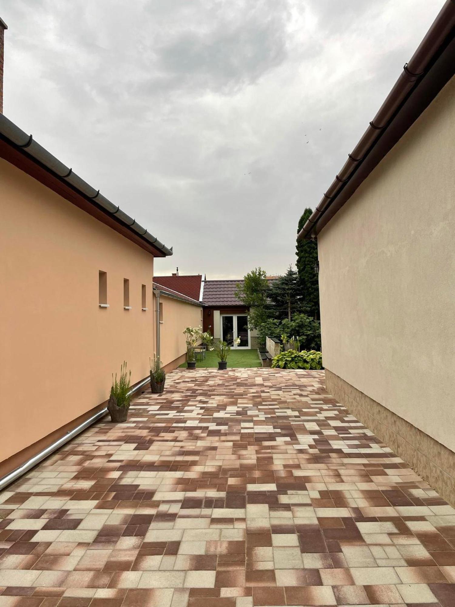 Adam Apartman Hajduszoboszlo Bagian luar foto